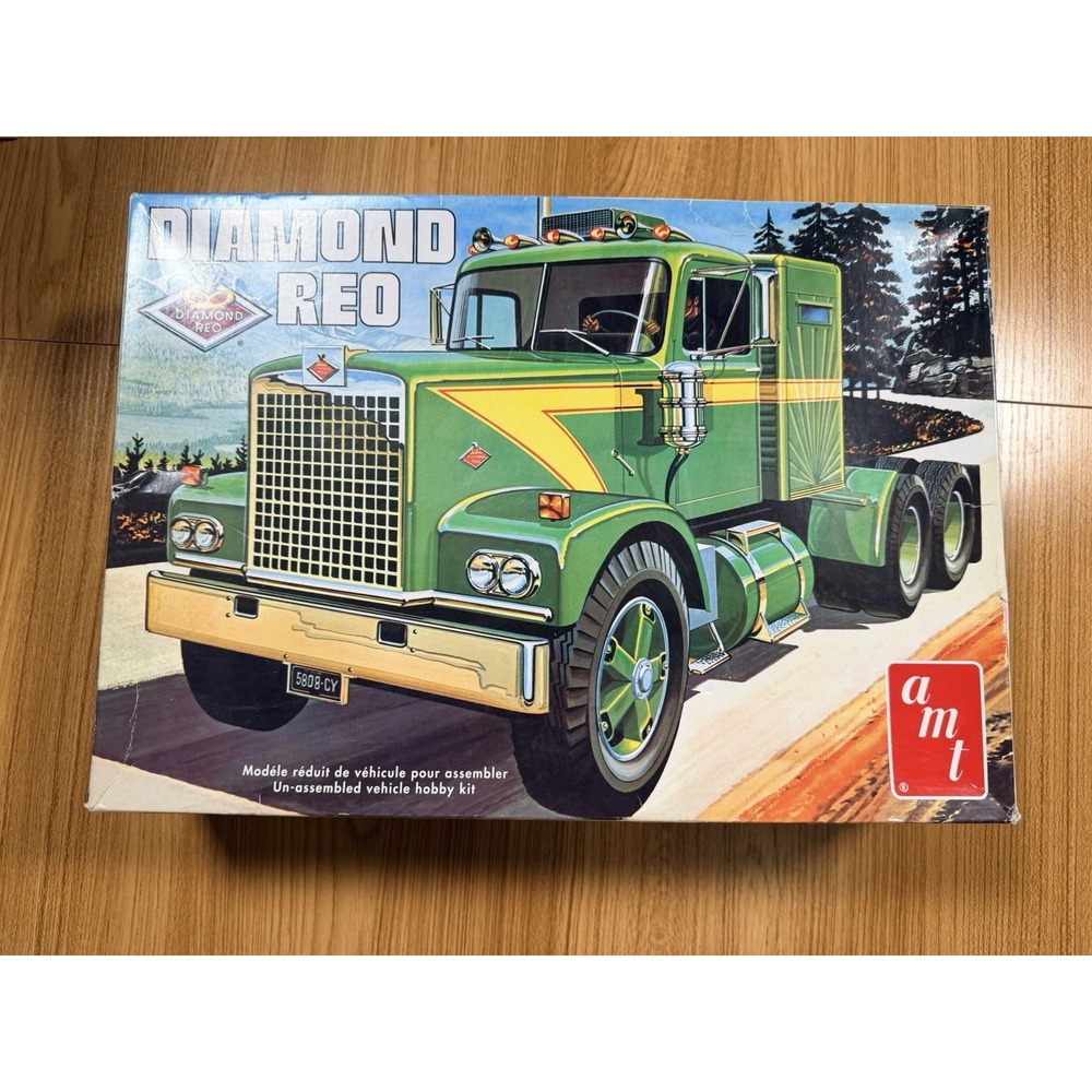 AMT 1/25 Scale Diamond Reo Tractor Plastic Model Kit (Kit No. AMT719/06) READ !!